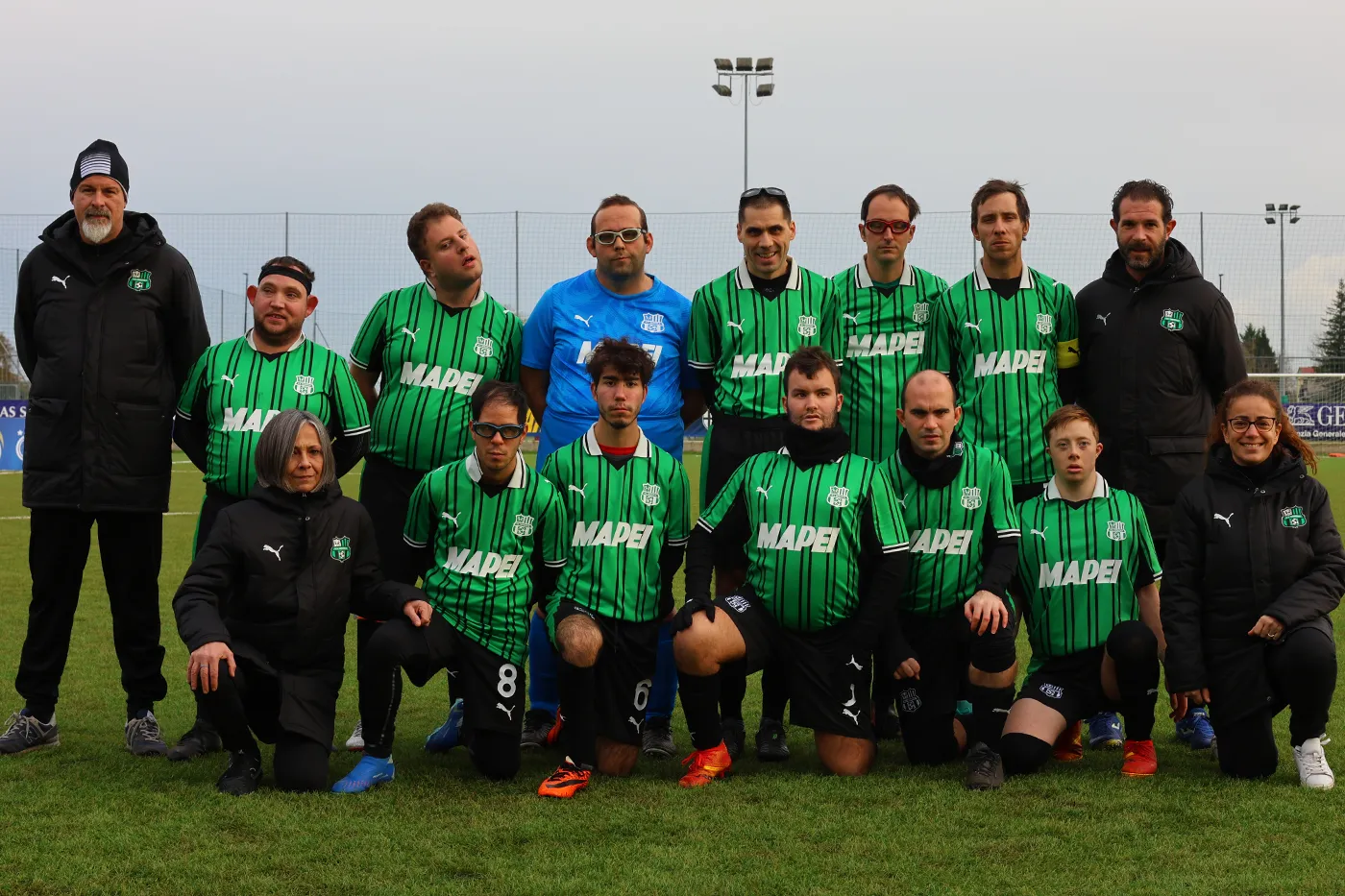 Gli atleti e lo staff del Sassuolo for Special schierati prima di un match