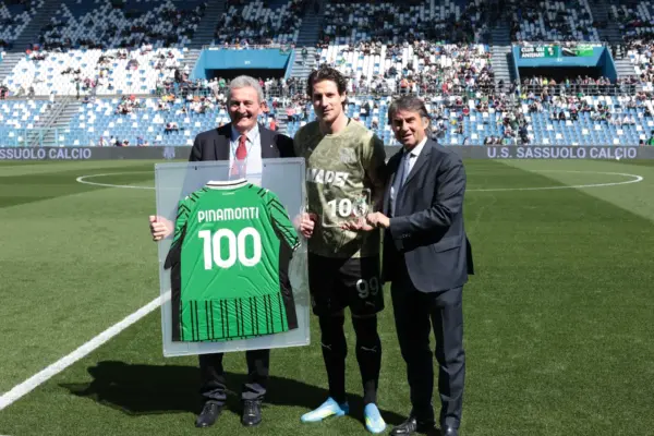 Pinamonti premiazione 100 presenze Pinamonti premiazione 100 presenze prima di Sassuolo-Cagliari