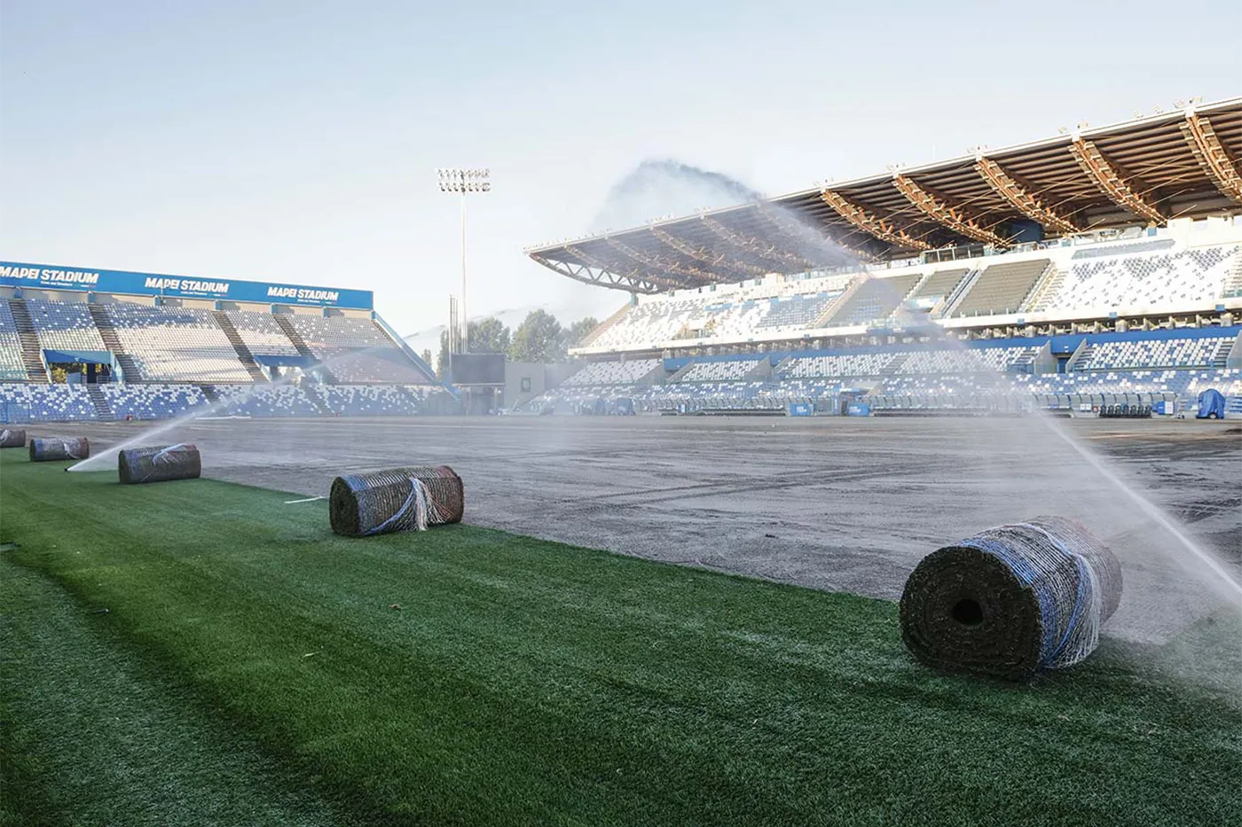 Stesura del nuovo manto erboso al Mapei Stadium
