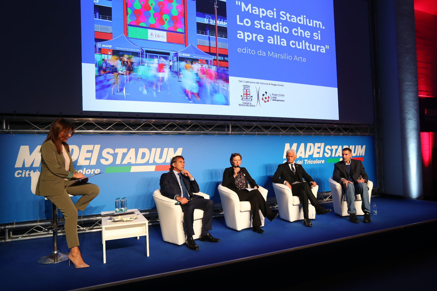 Persone sul palco alla presentazione del libro "Mapei Stadium. Lo stadio che si apre alla cultura"