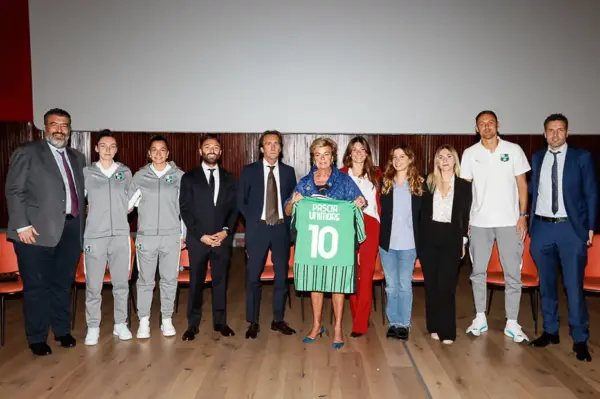 Foto schierata con Alessandro Terzi, Alec Invernizzi, Valentina Gallazzi, Alessia Guglielmini e Nemanja Matić al congresso di UNIMORE