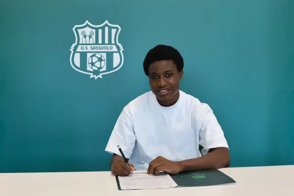 Naomi Eto firma il contratto