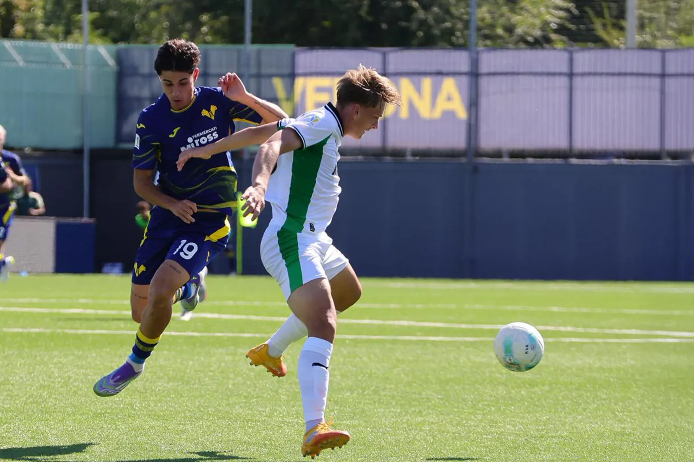 Un azione di gioco di Hellas Verona-Sassuolo di Primavera 1