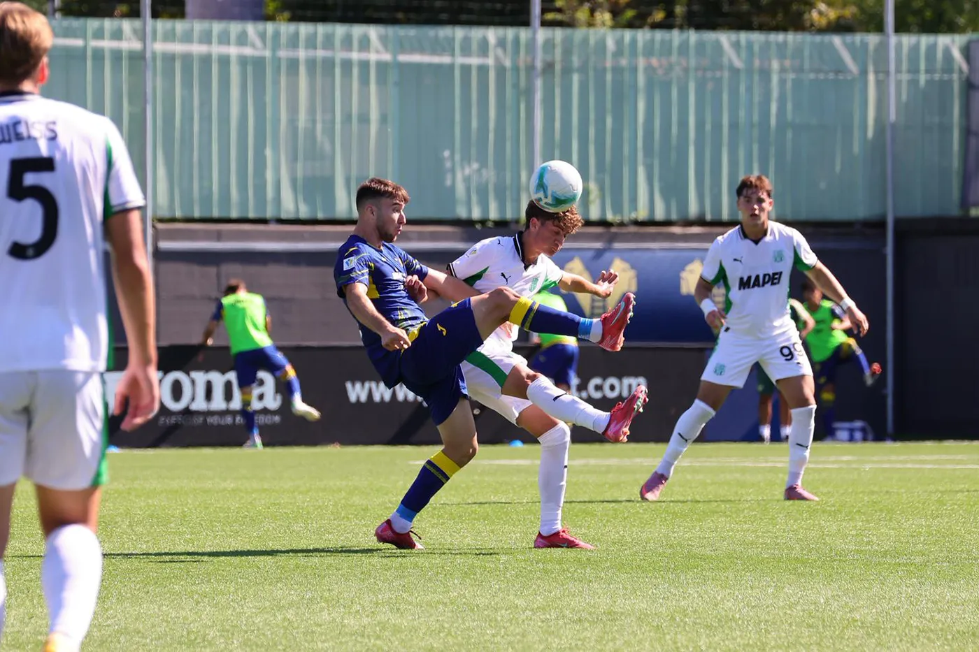 Un azione di gioco di Hellas Verona-Sassuolo di Primavera 1