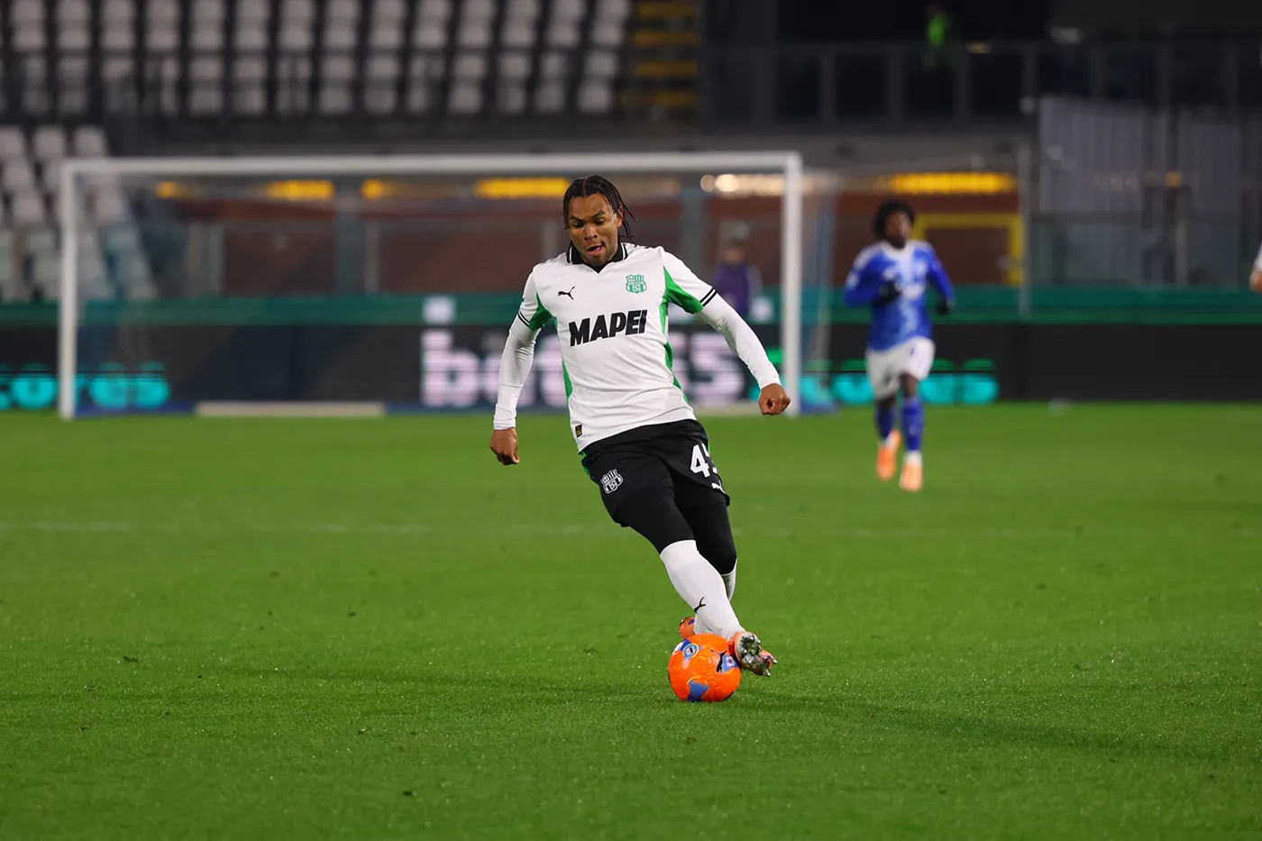 Armand Laurienté in azione durante Como-Sassuolo