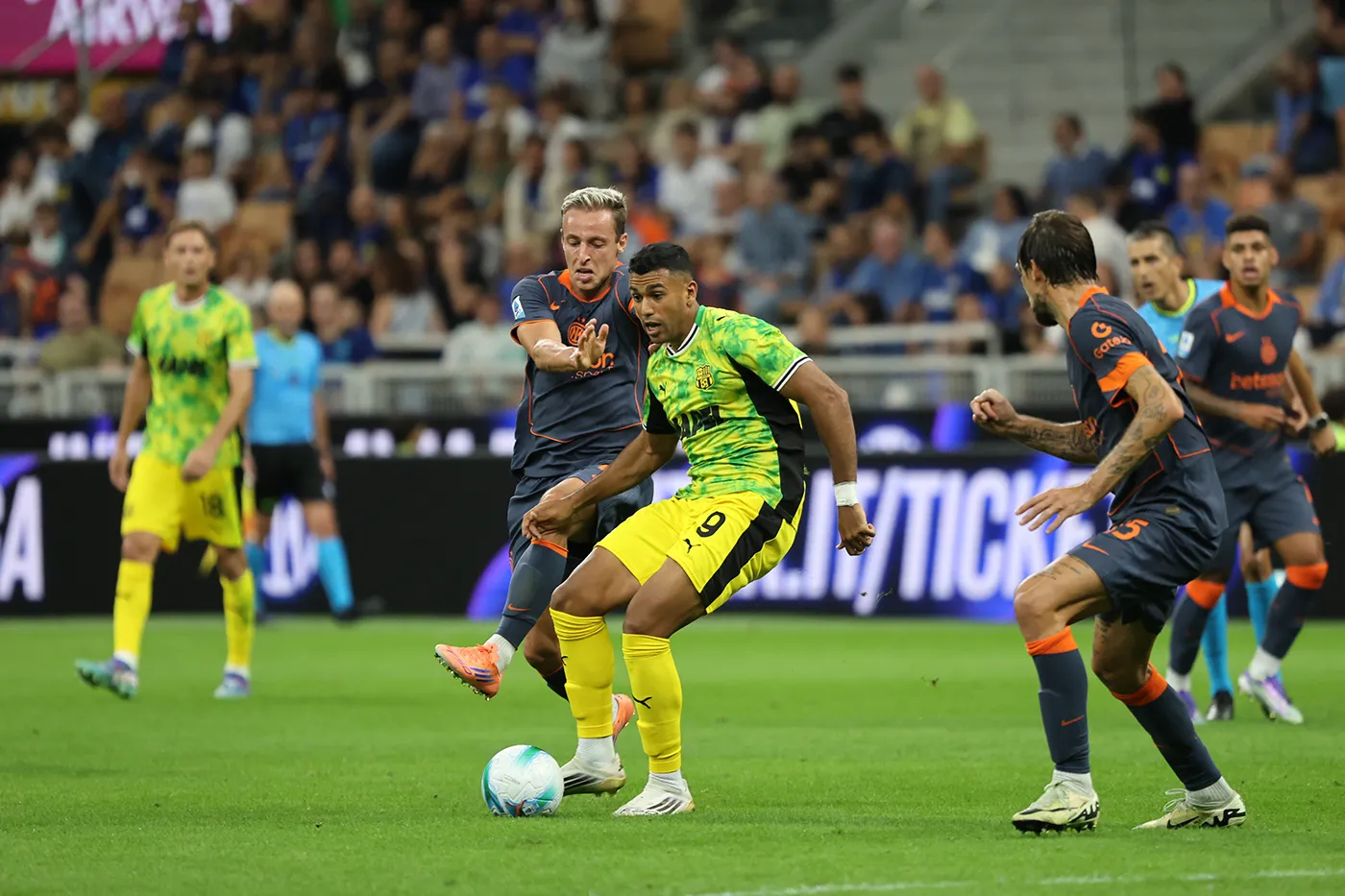 Walid Cheddira in azione in Inter-Sassuolo