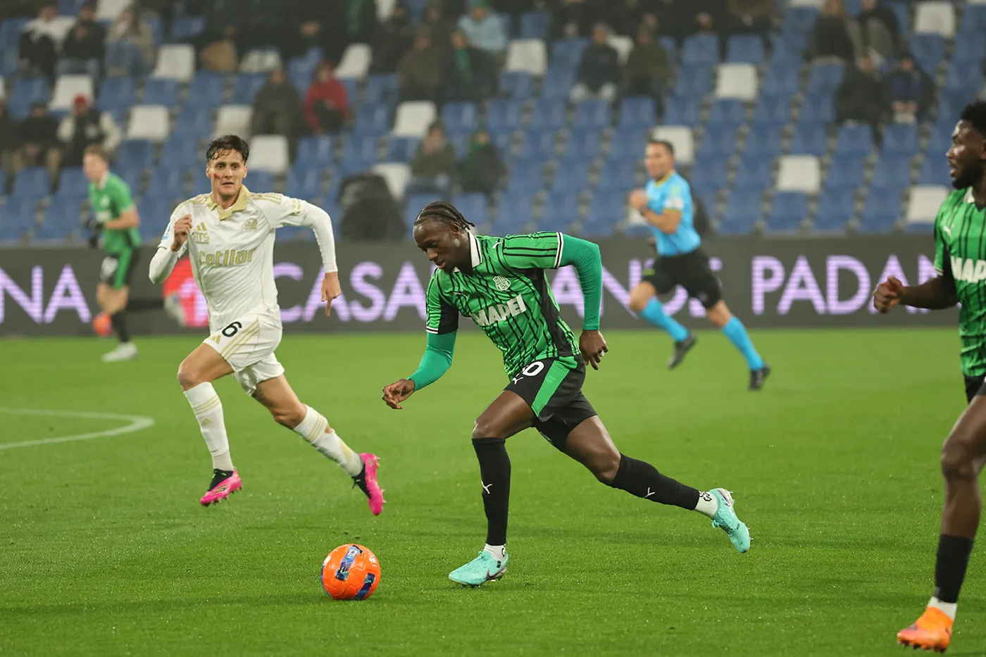 Ismael Koné in azione in Sassuolo-Pisa