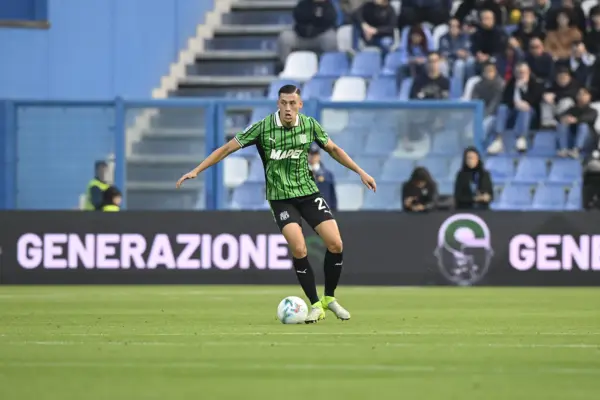 Jay Idzes in azione durante Sassuolo-Roma