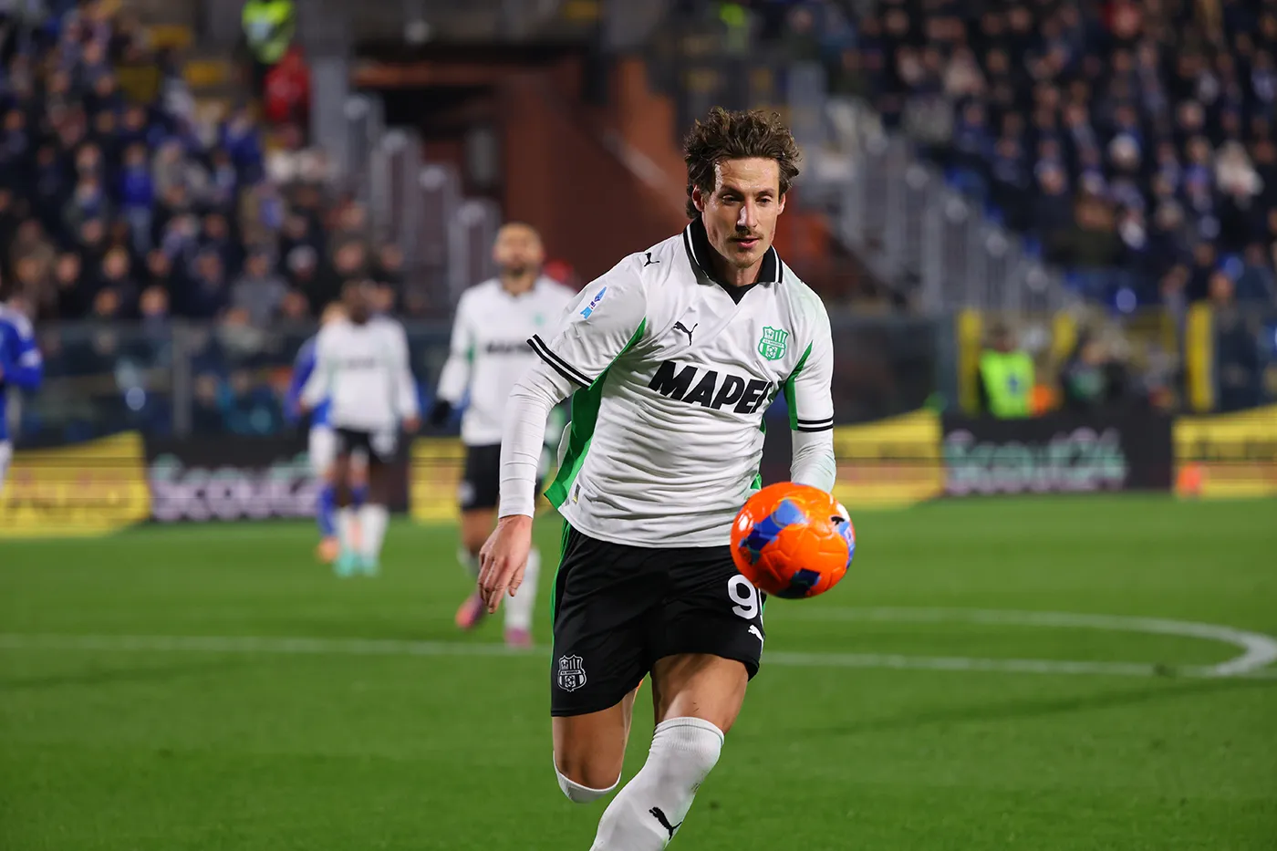 Andrea Pinamonti in azione durante Como-Sassuolo