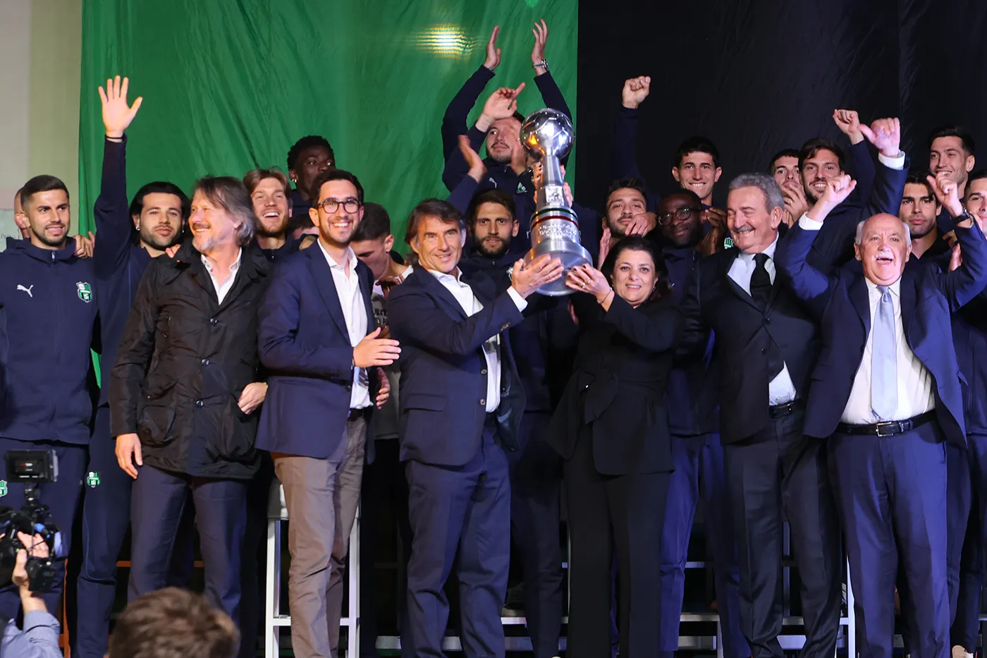 Giovanni Carnevali e Veronica Squinzi alzano la coppa con la squadra