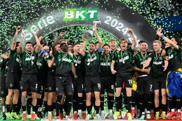 Il Sassuolo Calcio vince la Serie B 24/25 e alza al cielo la Coppa Nexus