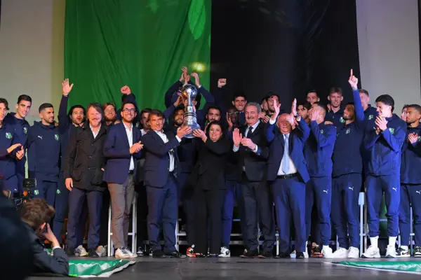 Giovanni Carnevali e Veronica Squinzi alzano la coppa con la squadra Giovanni Carnevali e Veronica Squinzi alzano la coppa con la squadra