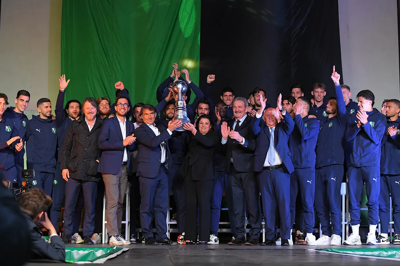 Giovanni Carnevali e Veronica Squinzi alzano la coppa con la squadra