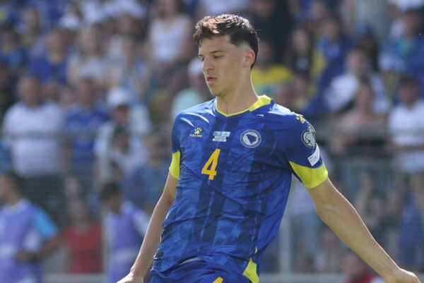 Tarik Muharemovic con la maglia della nazionale bosniaca