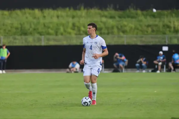 Tarik Muharemovic con la maglia della nazionale bosniaca