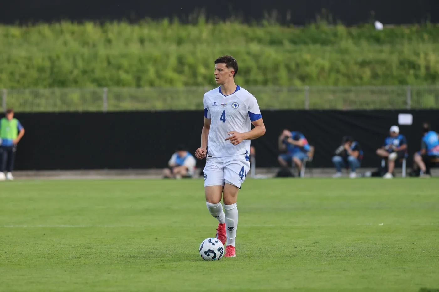 Tarik Muharemovic con la maglia della nazionale bosniaca