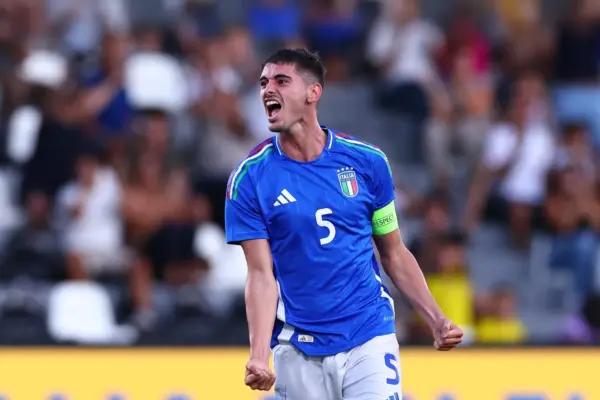 Luca Lipani esulta con la maglia della Nazionale