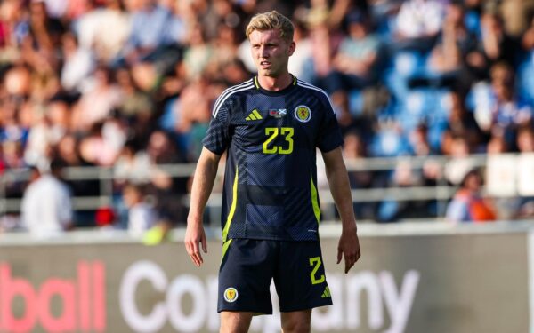 Josh Doig con la maglia della nazionale scozzese