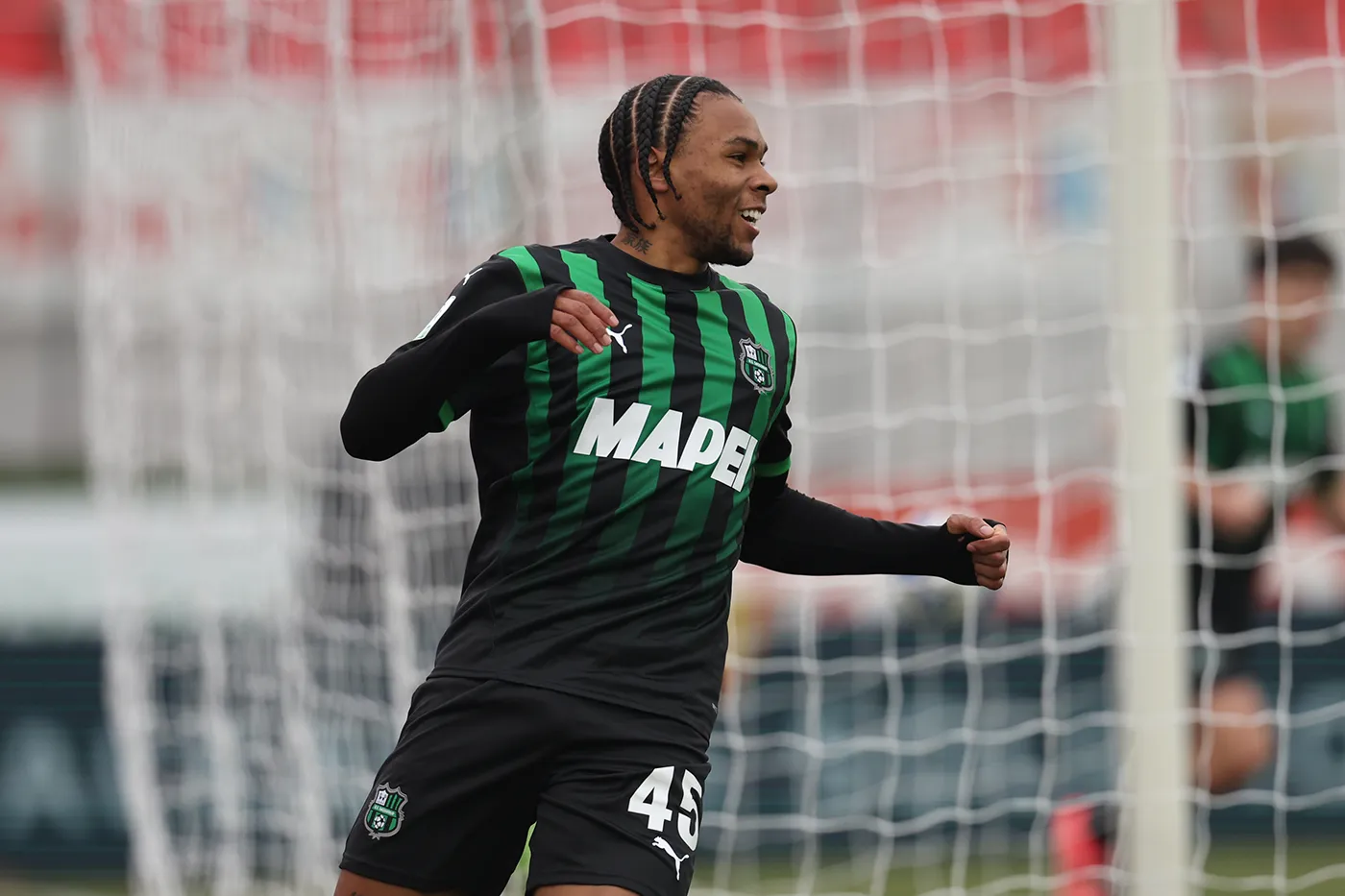Armand Laurienté esulta con la maglia del Sassuolo